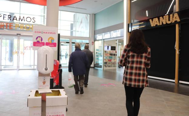 Uno de los accesos al centro comercial Camino de la Plata.