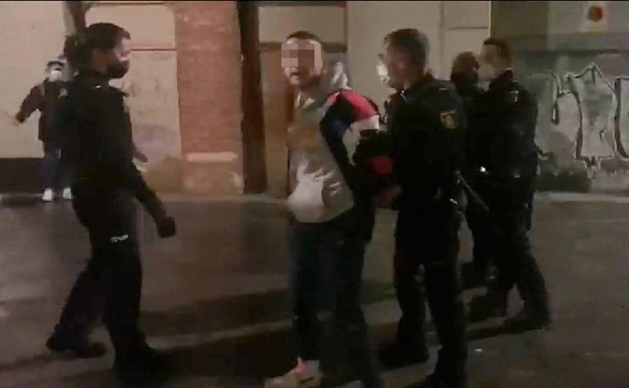 Los agentes reducen al joven detenido en el mismo altercado por atentado a la autoridad.