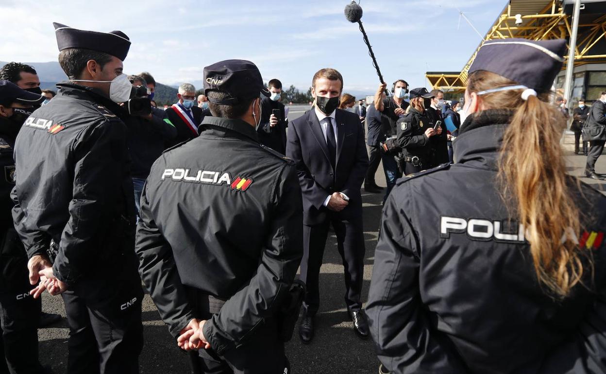 Emmanuel Macron habla con policías españoles y franceses en la frontera entre los dos países.