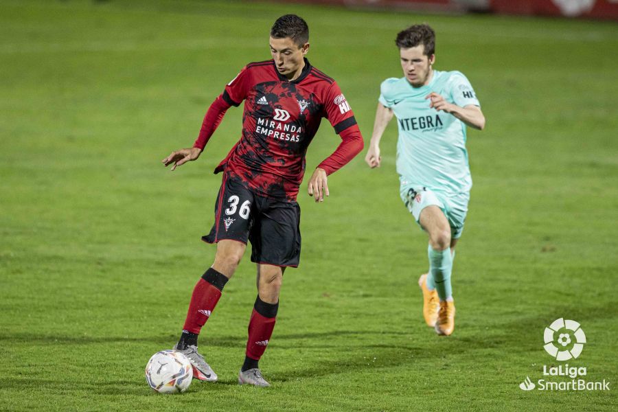 Fotos: El Mirandés se lleva la victoria ante el Sporting