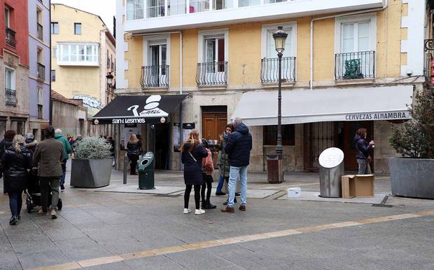 Los burgaleses salen a la calle pese a la amenaza de lluvia y la falta de hostelería