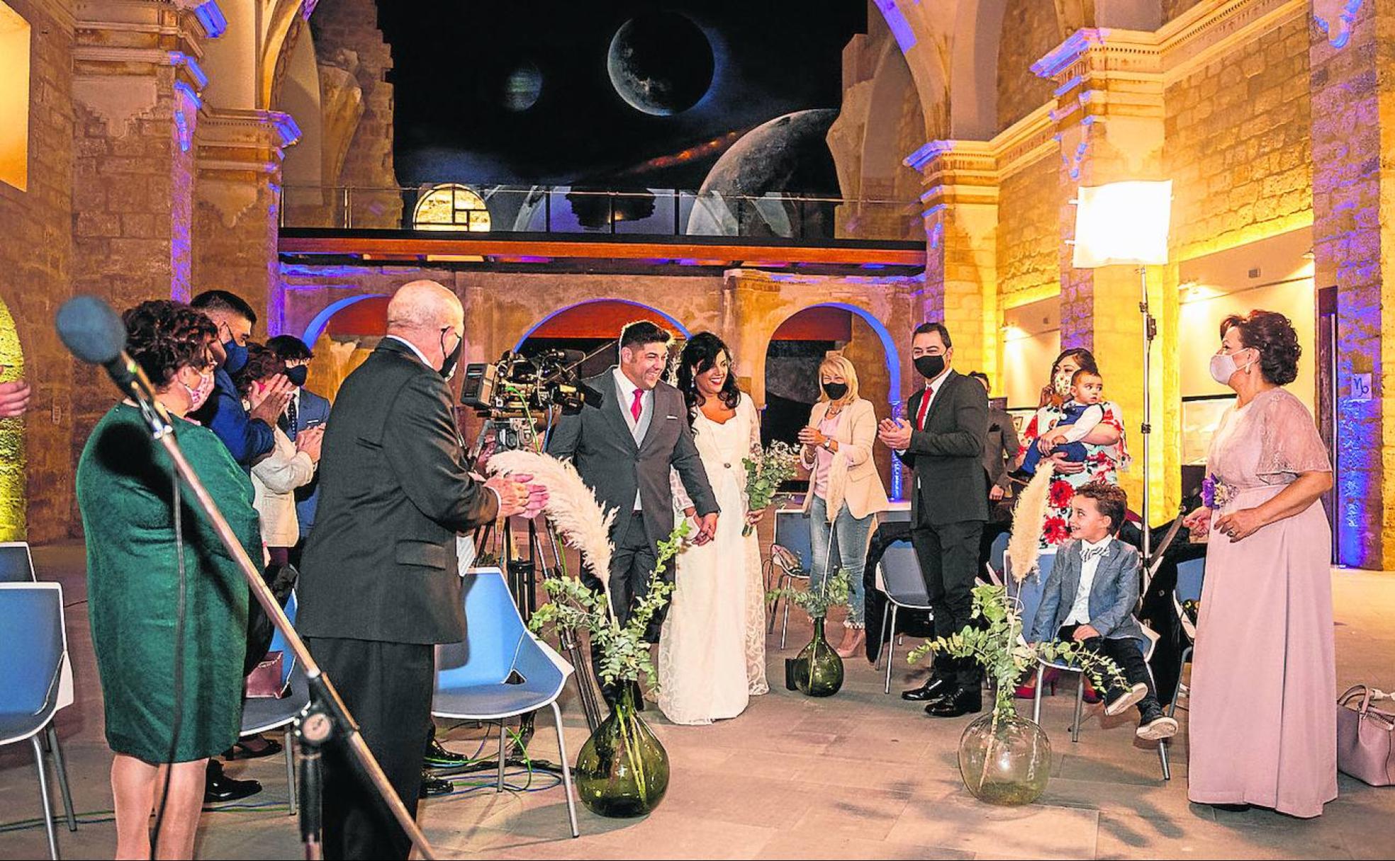 Los novios, ya listos para casarse, entran en San Pedro Cultural (Palencia). 