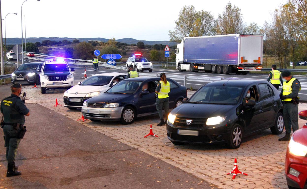 Controles en la zona de Miranda de Ebro al inicio del confinamiento perimetral.