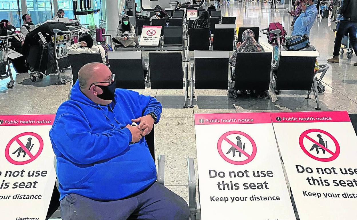 Un pasajero espera en el aeropuerto londinense de Heathrow el verano pasado.