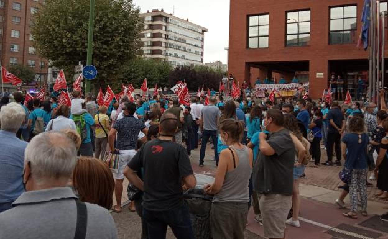 Concentración de protesta de los trabajadores de Aspanias frente a la delegación territorial de la Junta en Burgos. 