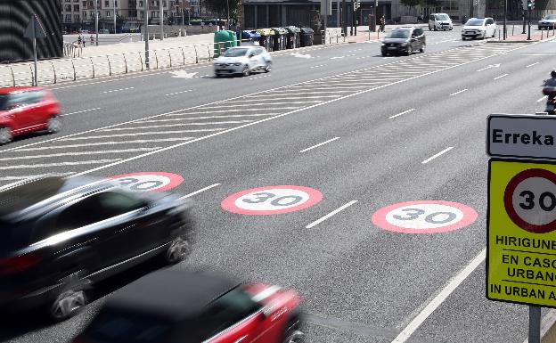 Vehículos circulando por carretera