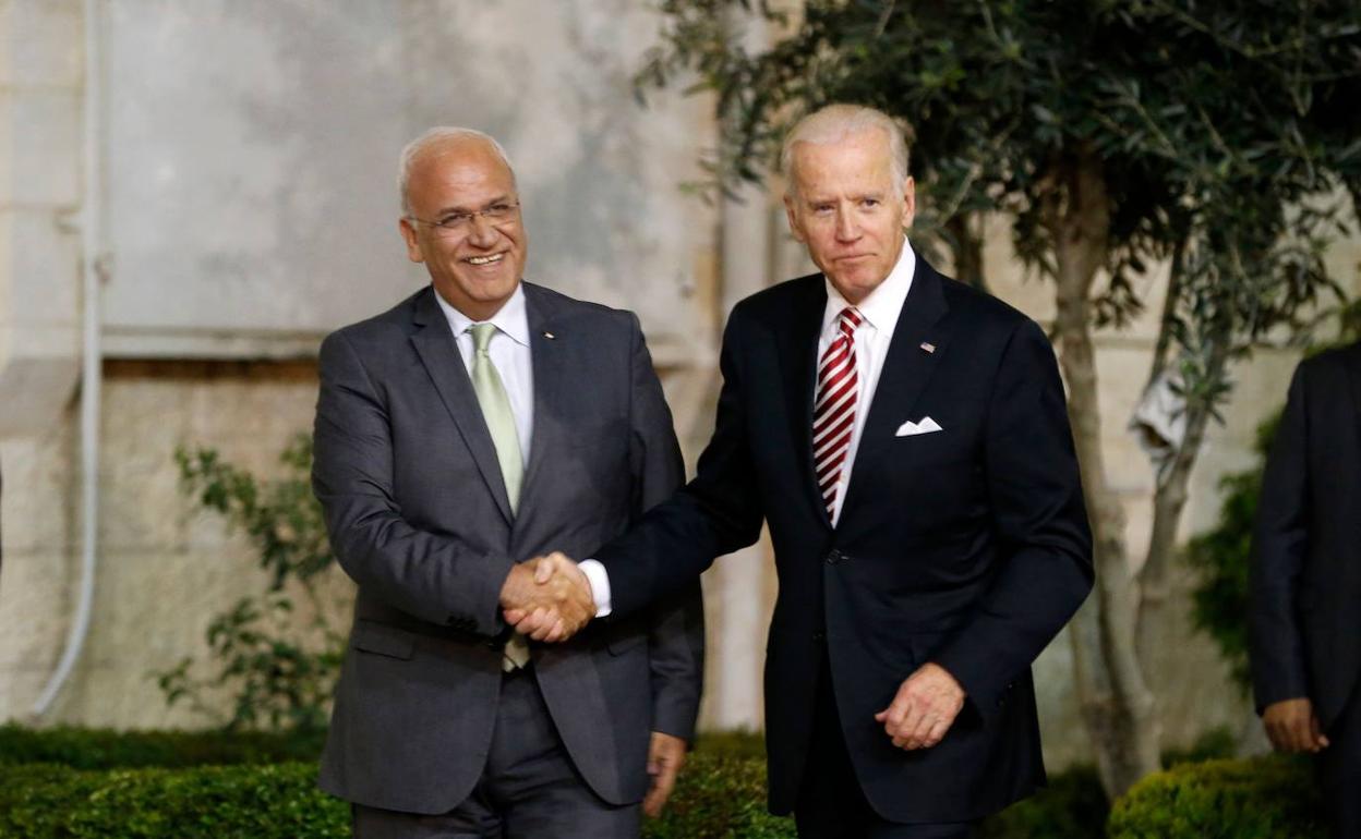 Saeb Erakat con el entonces vicepresidente de EE UU, Joe Biden, durante un encuentro en 2016.