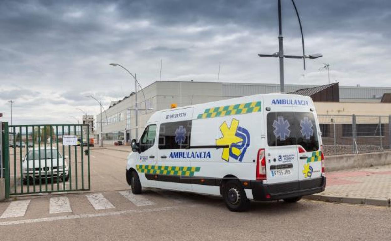 Una ambuelancia entra al recinto ferial de Aranda de Duero. 