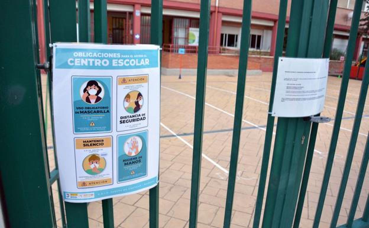 Entrada a un colegio burgalés con las medidas anticovid. 