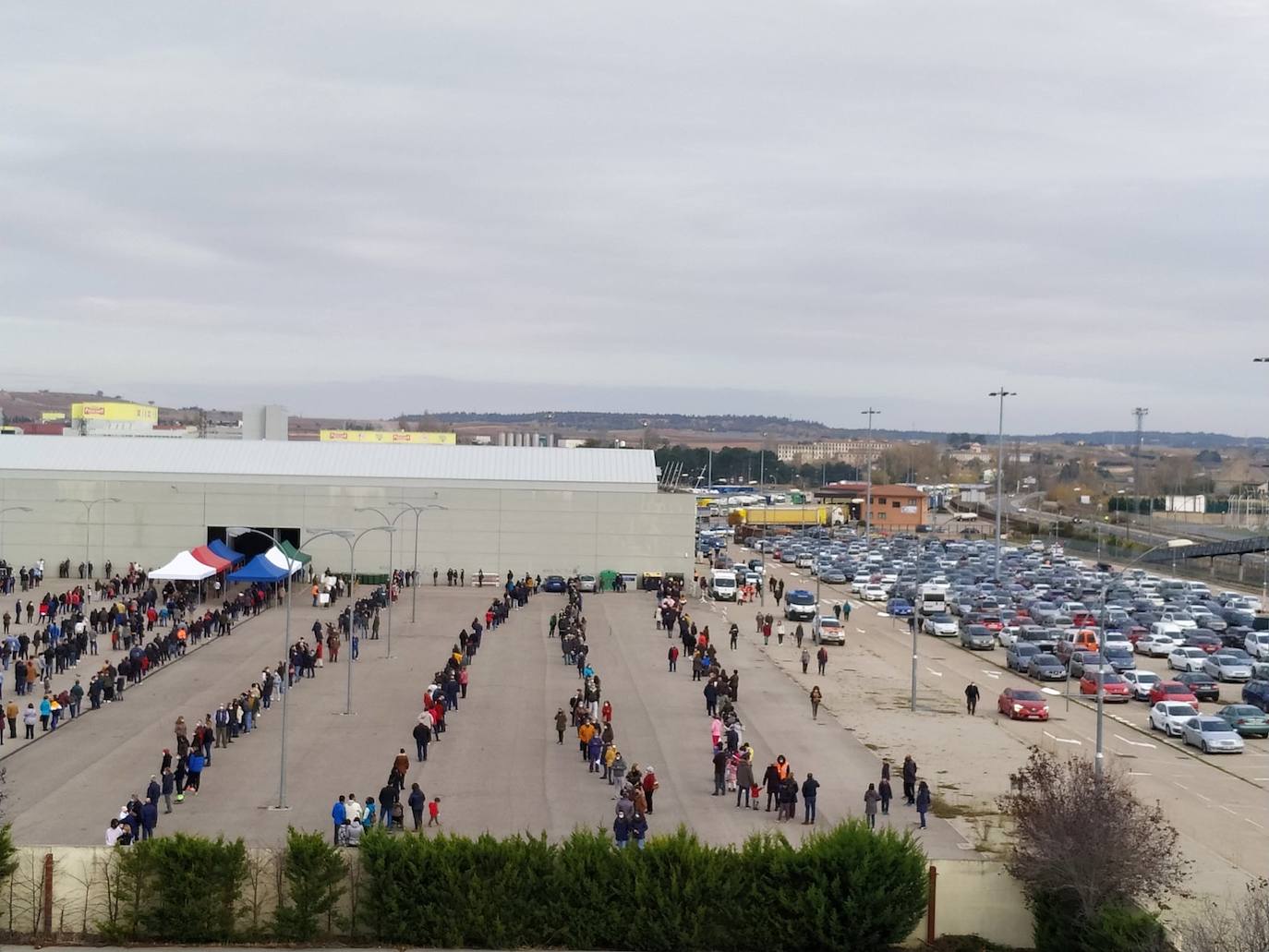 Colas a la entrada del recinto ferial de Aranda donde se realizan los test masivos de detección de la covid-19. 