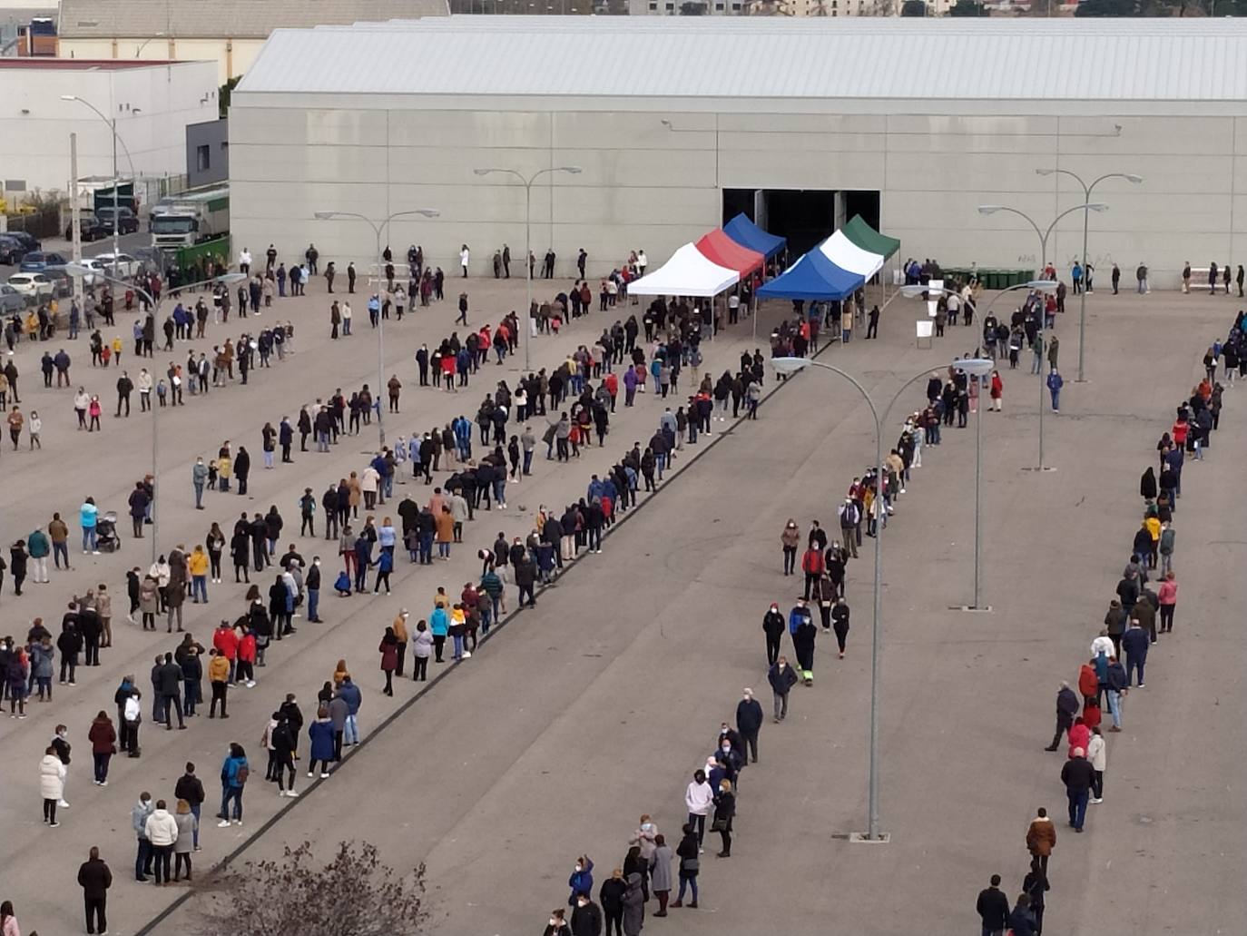 Colas a la entrada del recinto ferial de Aranda donde se realizan los test masivos de detección de la covid-19. 