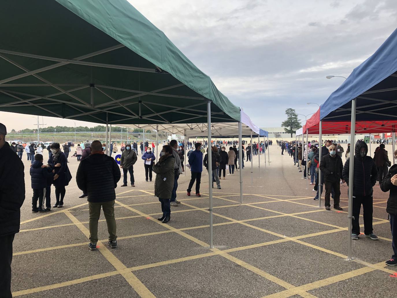 Colas a la entrada del recinto ferial de Aranda donde se realizan los test masivos de detección de la covid-19. 