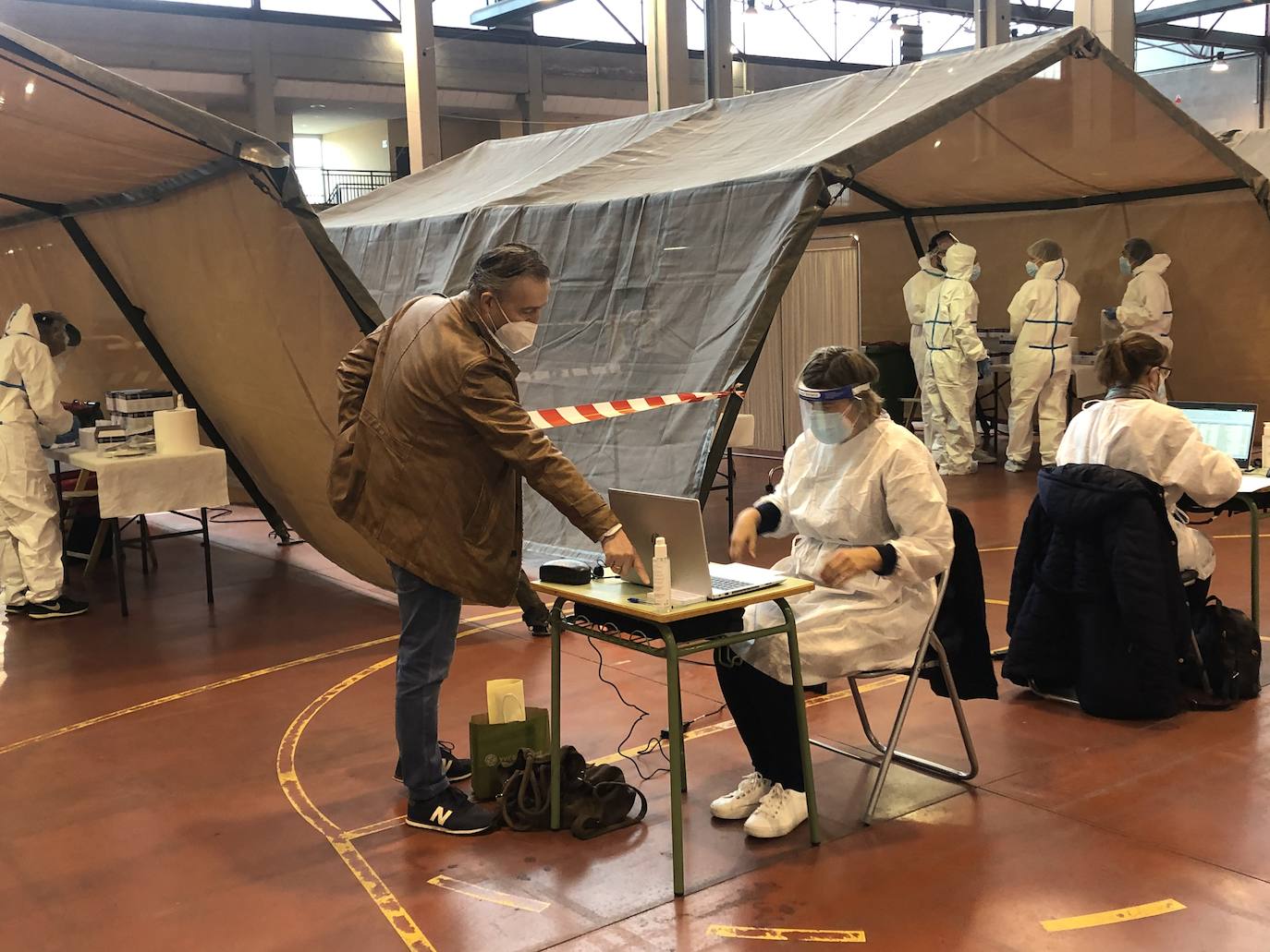 Colas a la entrada del recinto ferial de Aranda donde se realizan los test masivos de detección de la covid-19. 