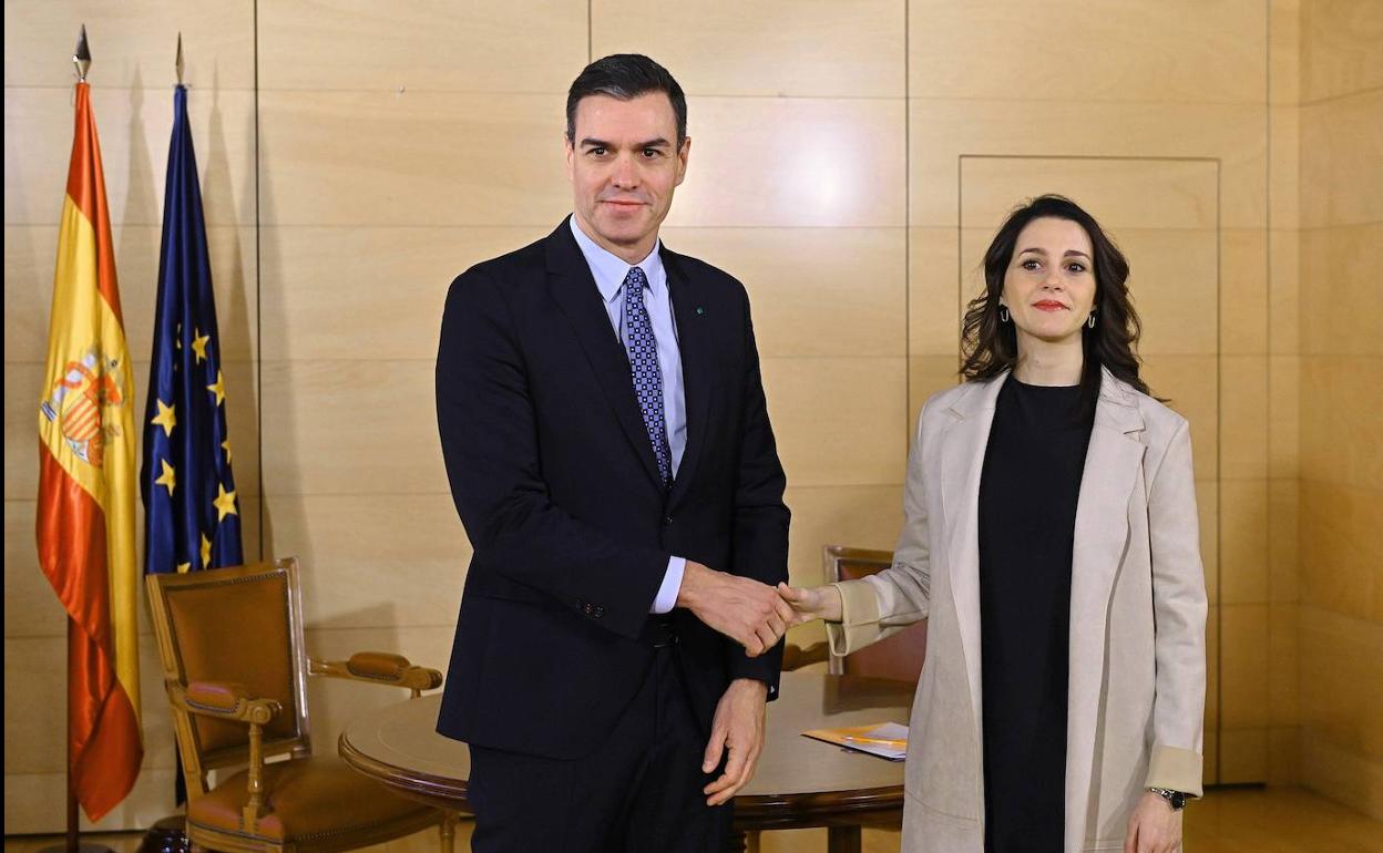 Sánchez y Arrimadas durante su encuentro en diciembre para hablar de la investidura del socialista.