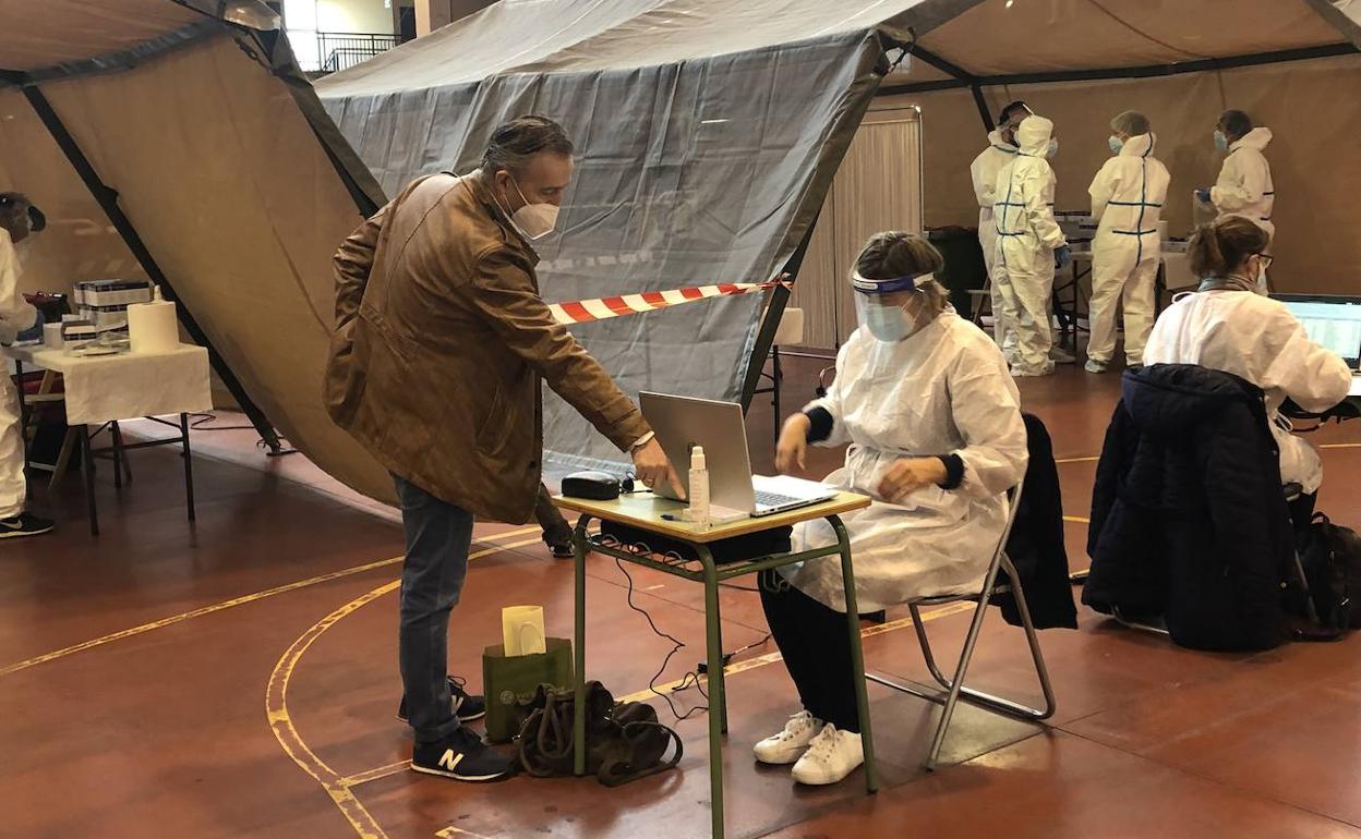 Interior del Recinto Ferial de Aranda durante la realización de los test de antígenos. 