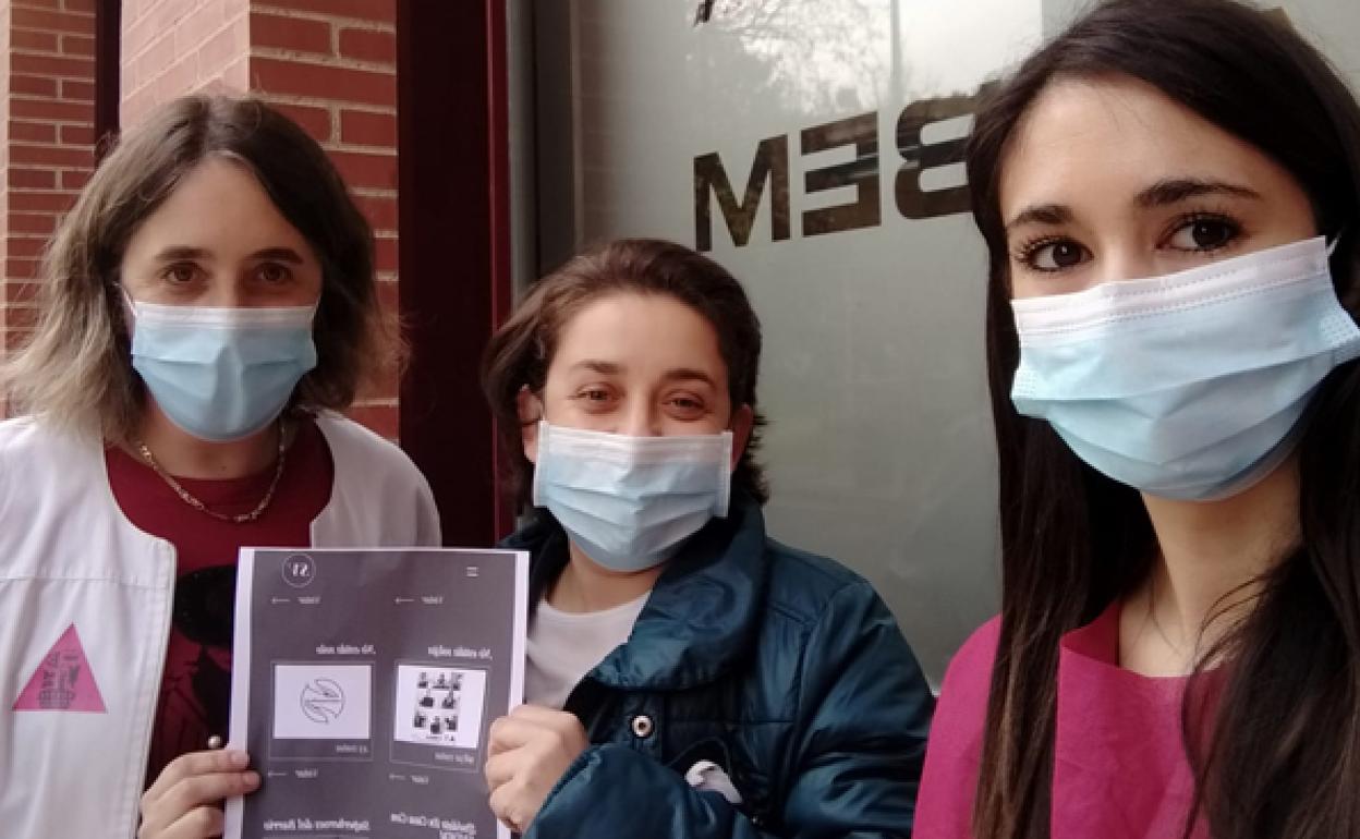 De izquierda a derecha: Begoña Castro (trabajadora social y coordinadora), Elena Castañeda (miembro de la Junta Directiva) y Nuria Sánchez (fisioterapeuta). 
