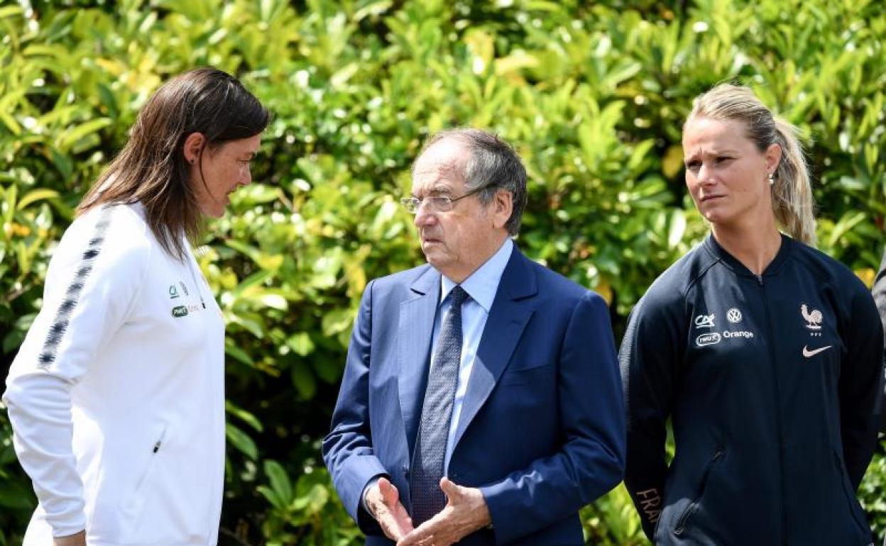 El presidente de la Federación Francesa, Noel le Graet, con dos jugadoras de la selección.