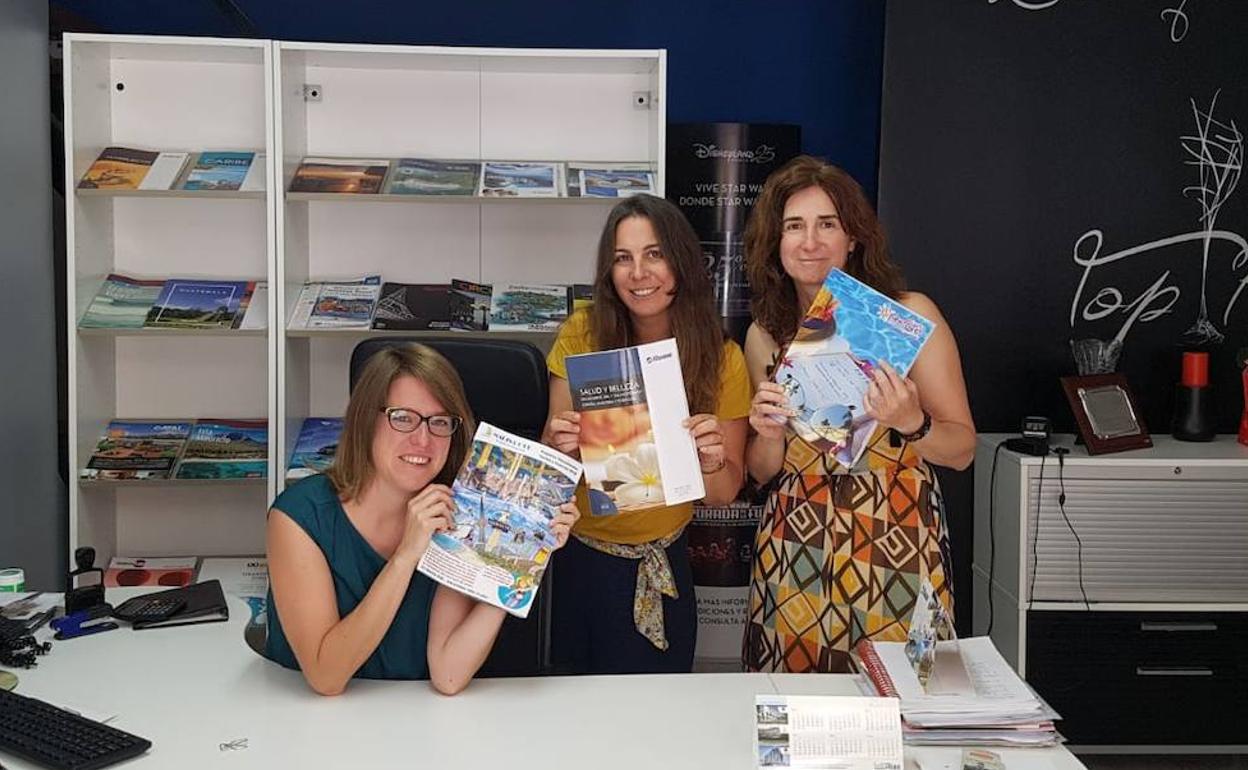 Leticia Bayo, en el centro de la imagen, con su equipo en la agencia.