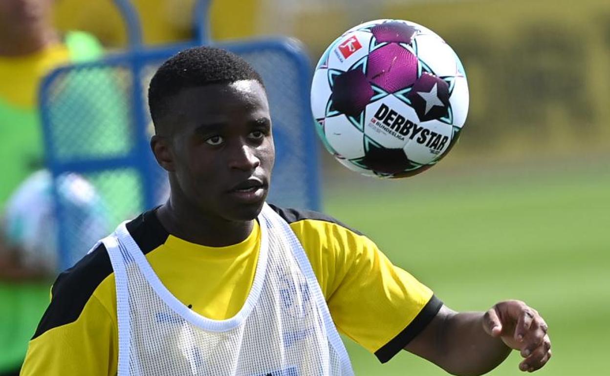 Youssoufa Moukoko, durante un entrenamiento con el Borussia Dortmund.