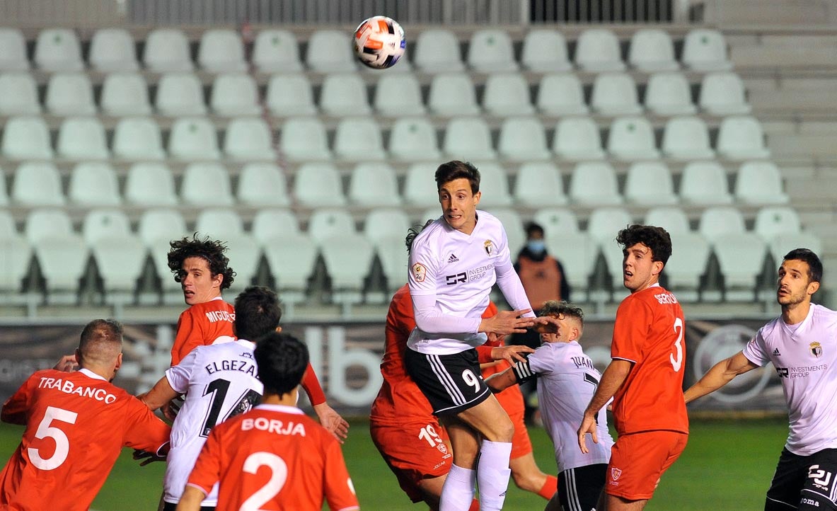 Fotos: El Burgos CF logra la segunda plaza tras vencer al Marino de Luanco (2-0)