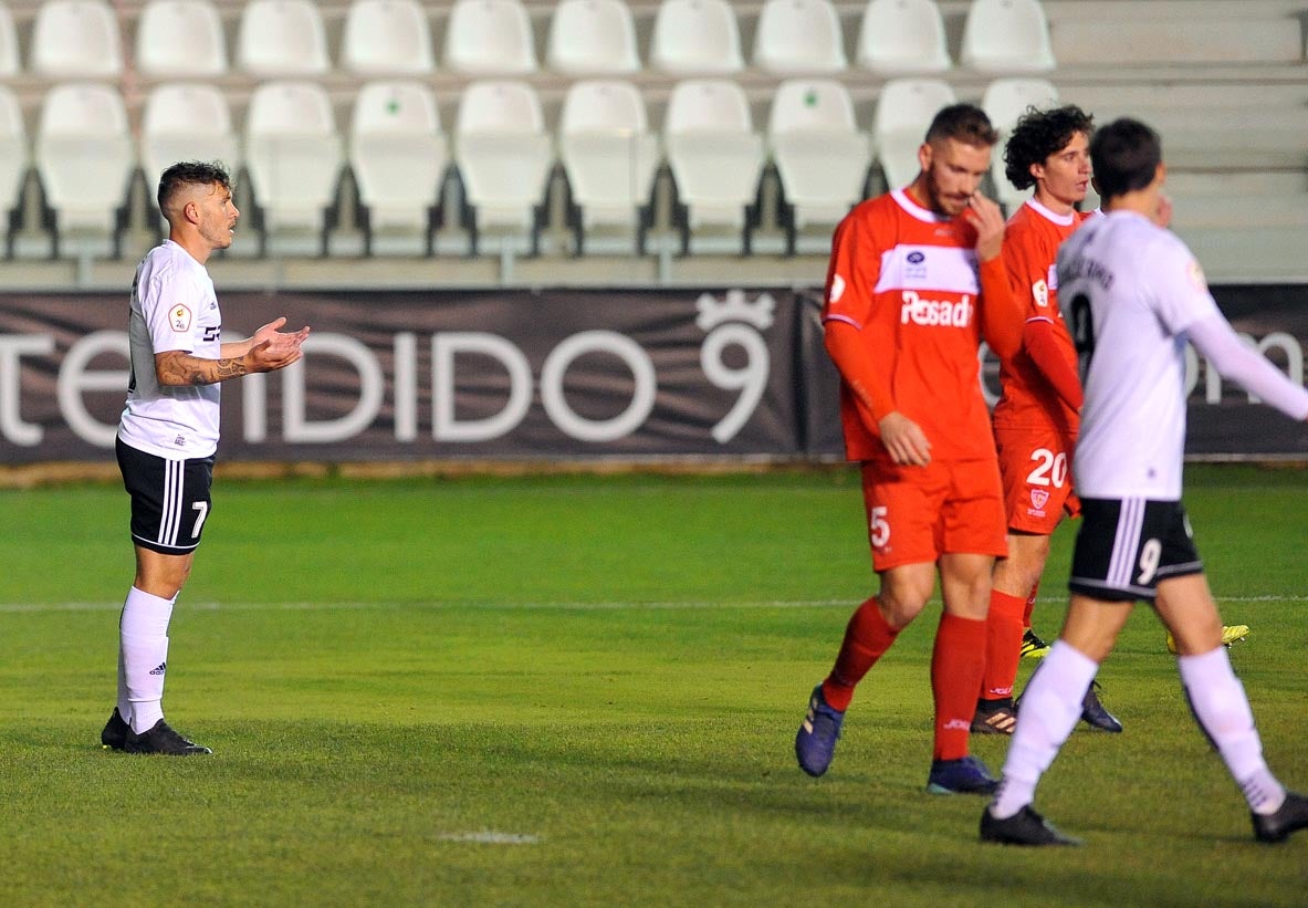 Fotos: El Burgos CF logra la segunda plaza tras vencer al Marino de Luanco (2-0)