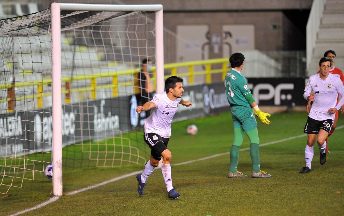 Fotos: El Burgos CF logra la segunda plaza tras vencer al Marino de Luanco (2-0)