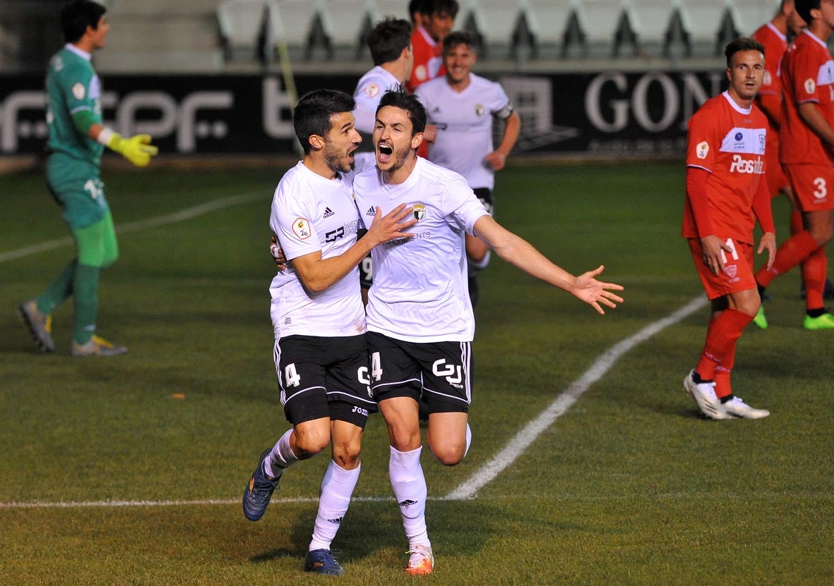 Fotos: El Burgos CF logra la segunda plaza tras vencer al Marino de Luanco (2-0)