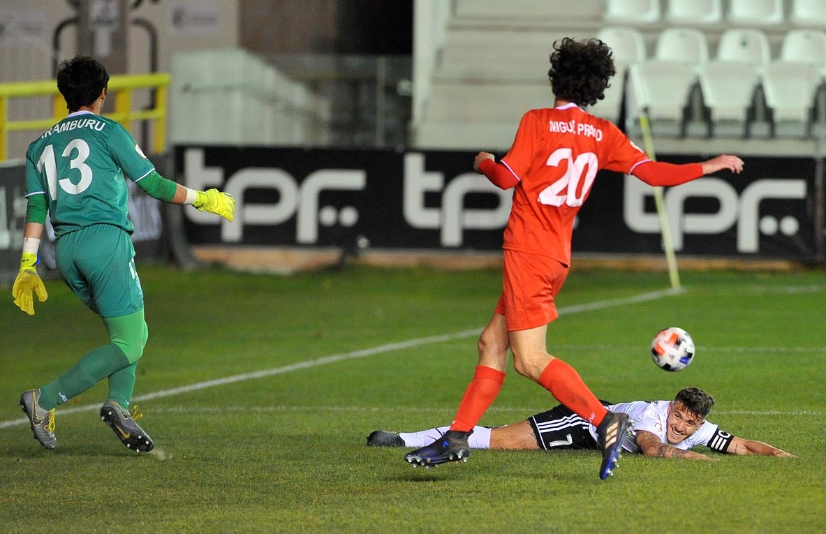 Fotos: El Burgos CF logra la segunda plaza tras vencer al Marino de Luanco (2-0)