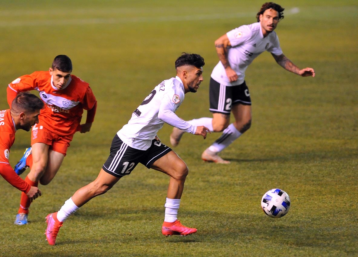 Fotos: El Burgos CF logra la segunda plaza tras vencer al Marino de Luanco (2-0)