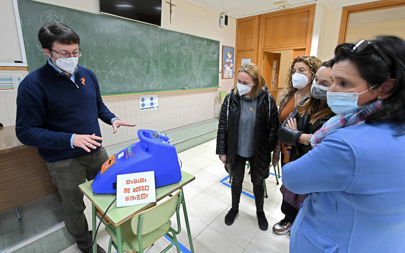 Máquina de desinfección en el colegio La Salle en la capital burgalesa.