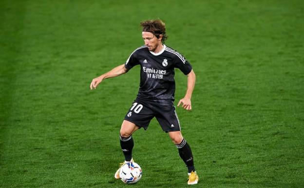 Luka Modric controla el balón durante el partido ante el Villarreal. 