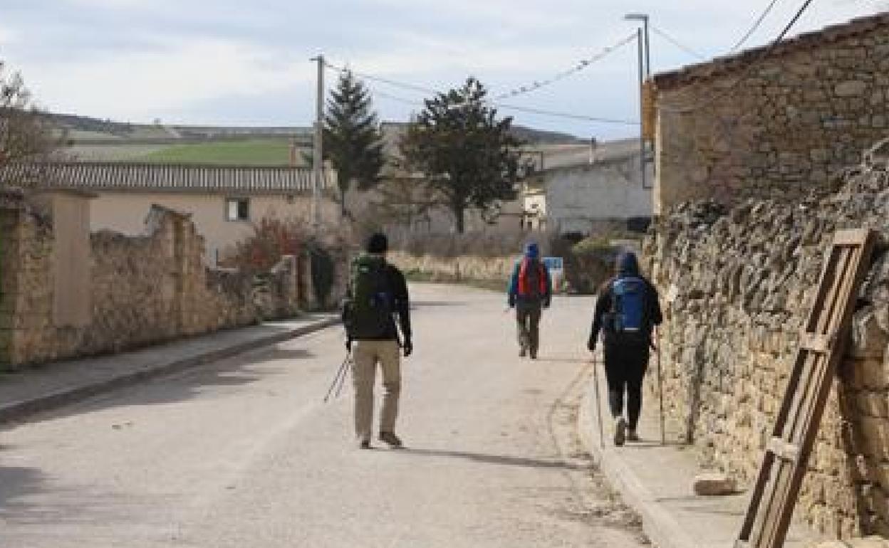 Peregrinos a su paso por un pueblo burgalés a comienzos de 2020. 