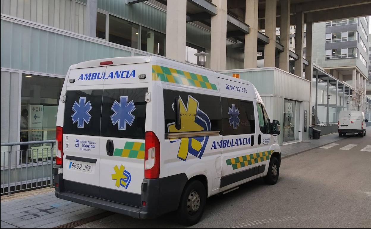 Las ambulancias llegan constantemente al HUBU. 