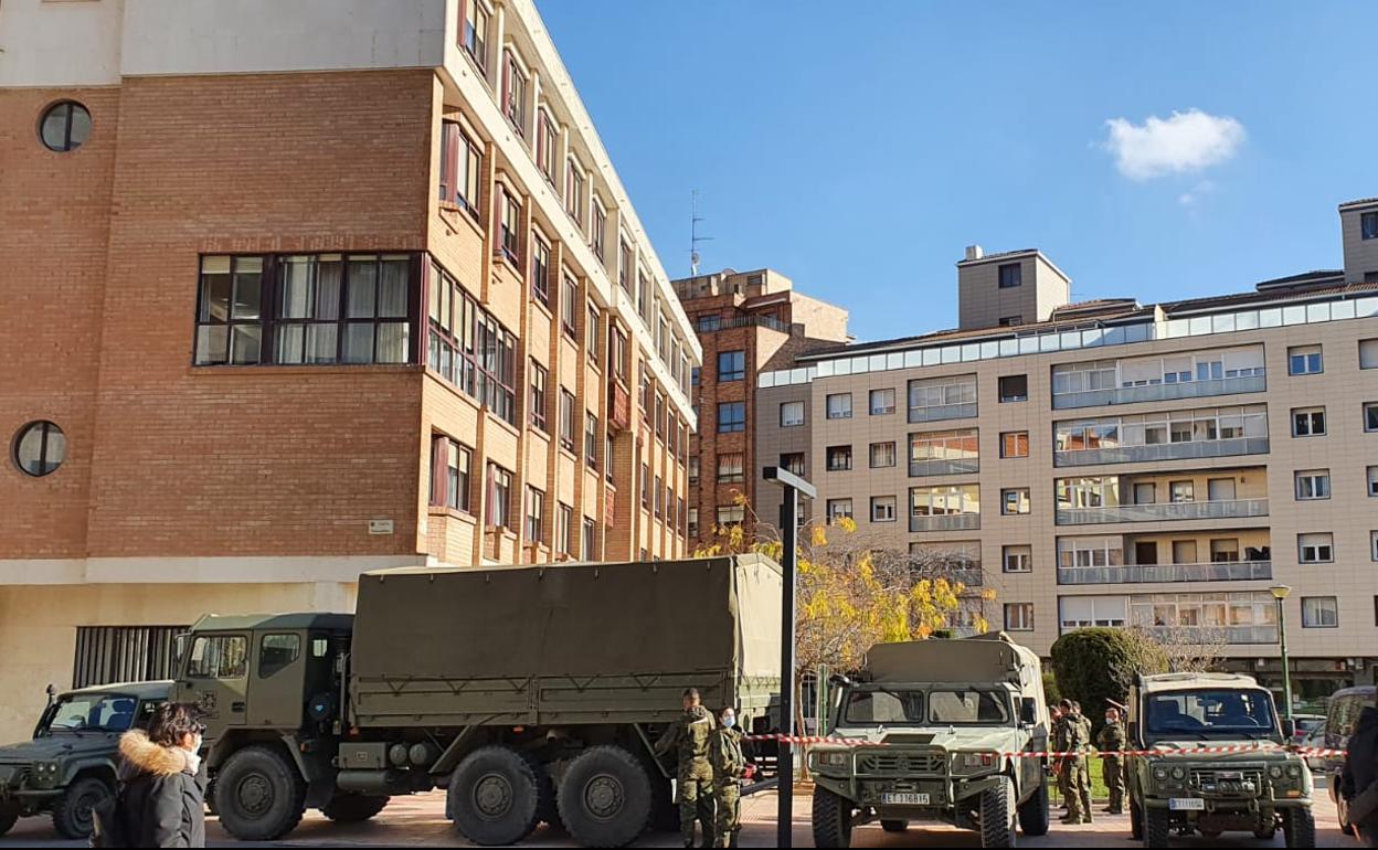 Desinfección de la residencia Hermanas Angélicas de Burgos por parte del Regimiento de Ingenieros Nº1 de Castrillo del Val. 