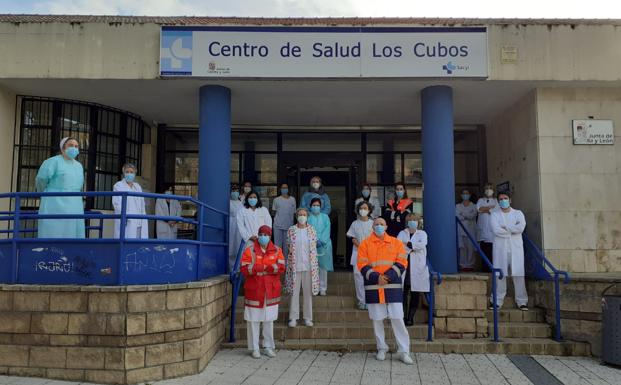 Imagen de la protesta en la puerta del centro de salud de Los Cubos.