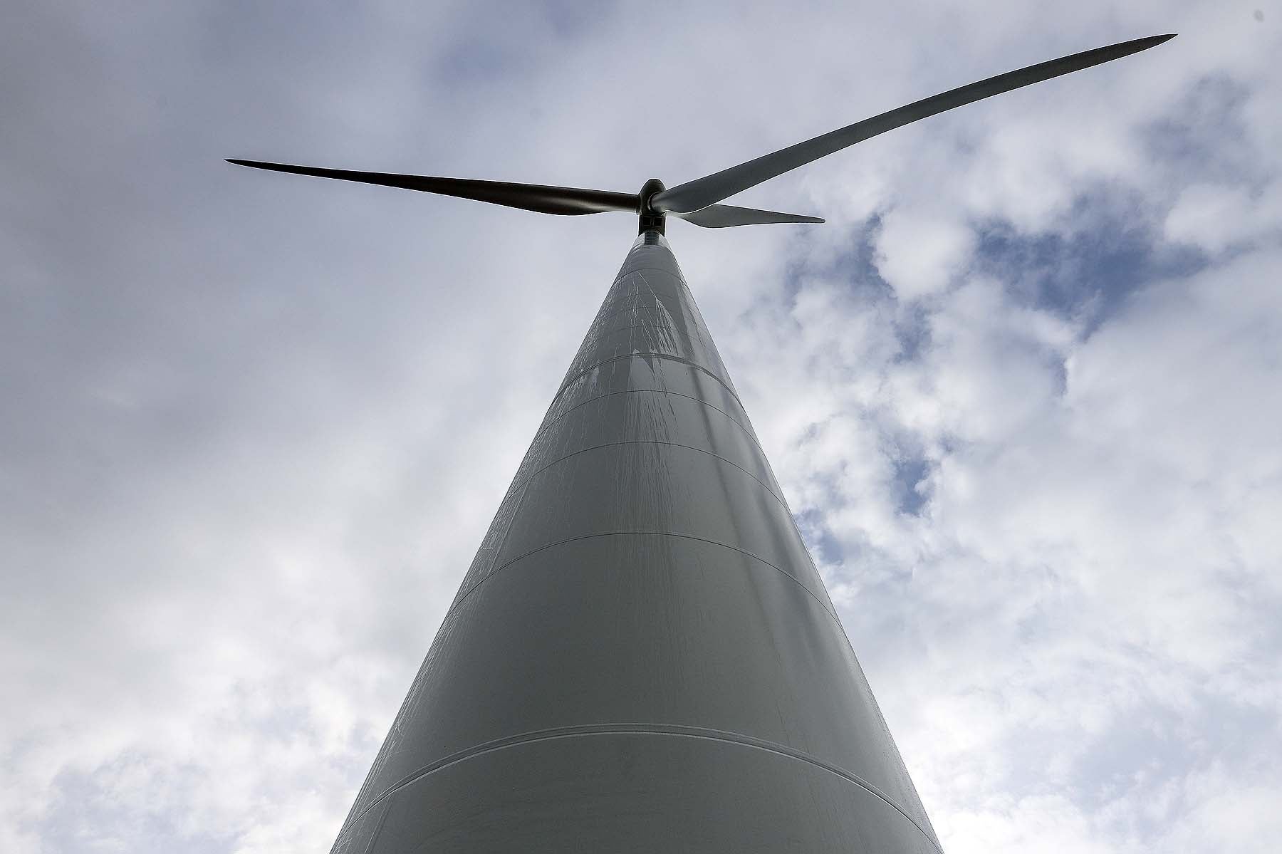 Fotos: Los aerogeneradores s más potentes de España ya miran al cielo burgalés