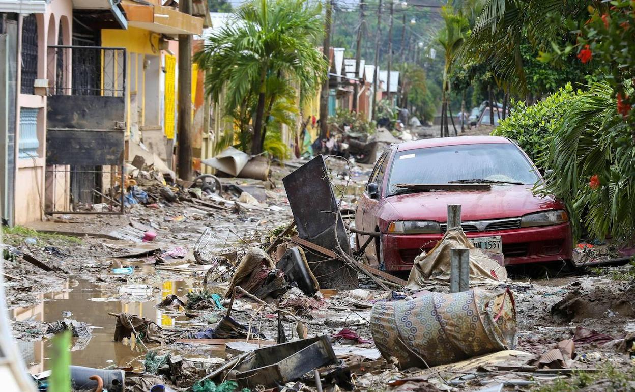 Honduras ha quedado devastada tras el paso de dos huracanes.