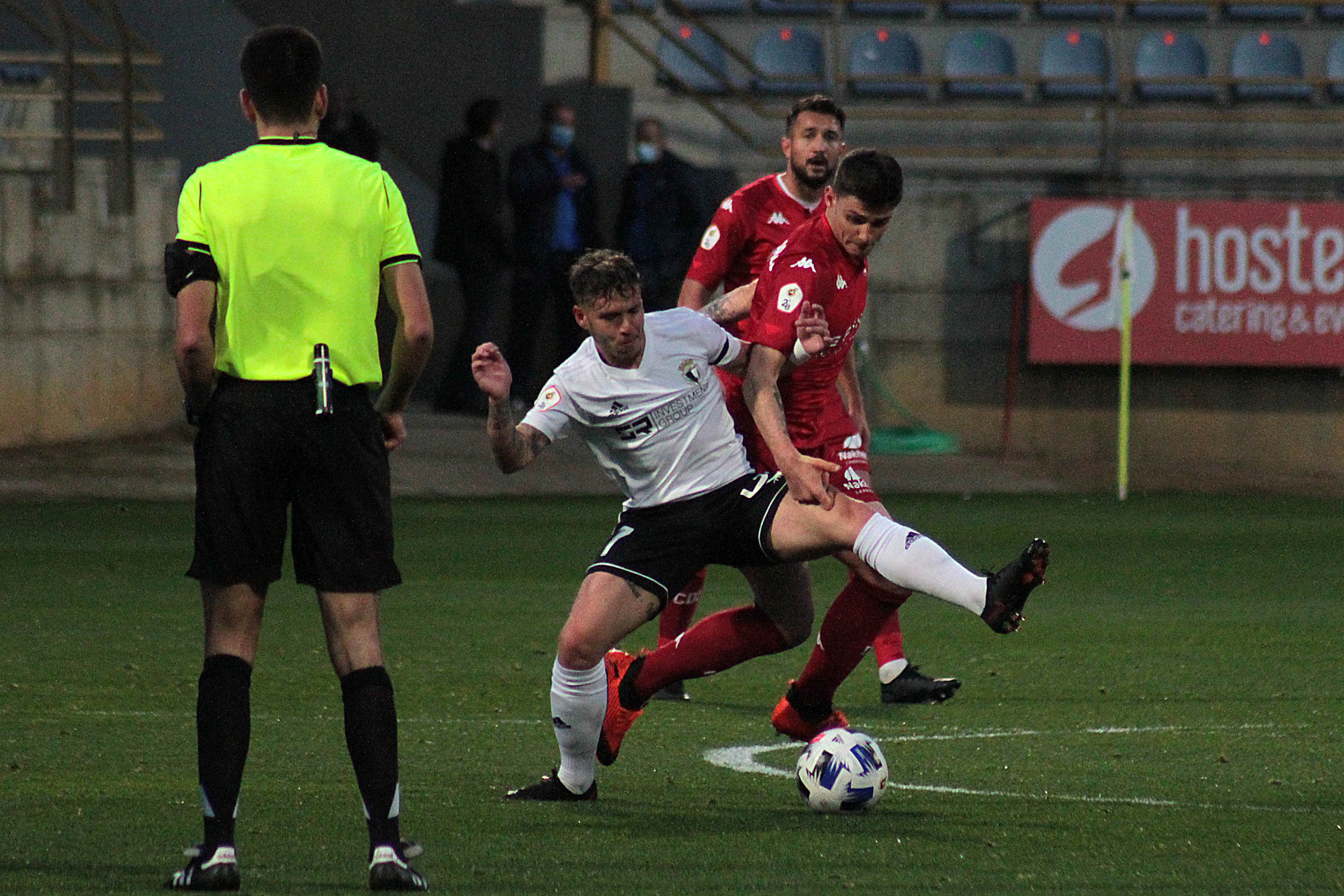 Fotos: El Burgos CF no puede pasar del empate en el Reino de León