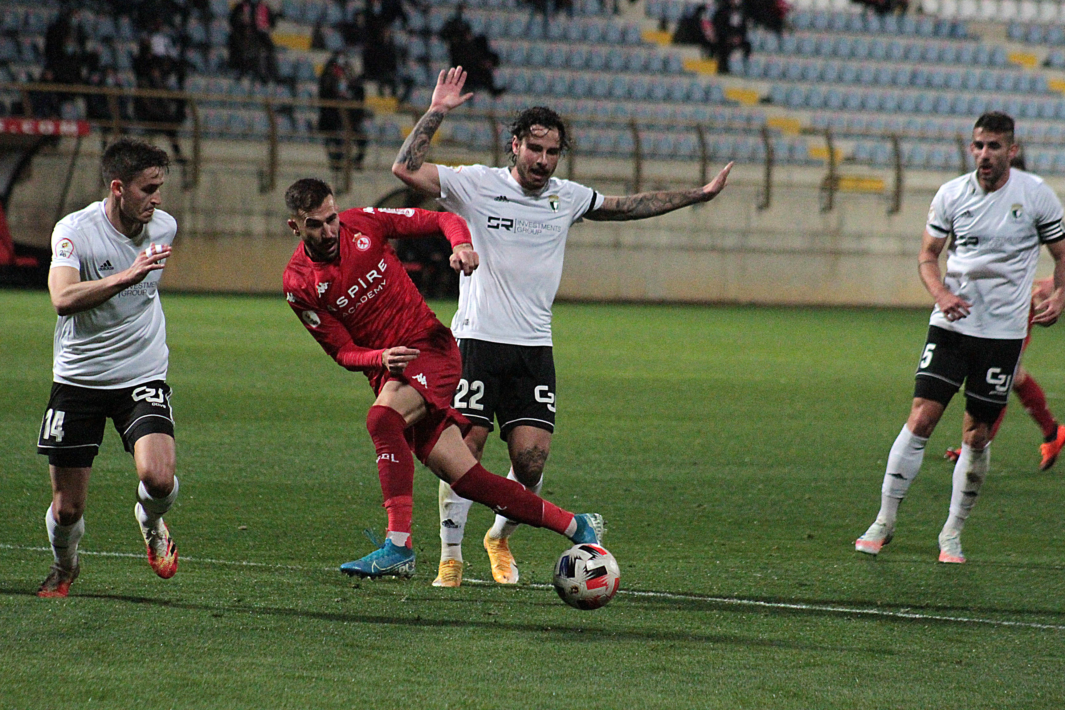 Fotos: El Burgos CF no puede pasar del empate en el Reino de León