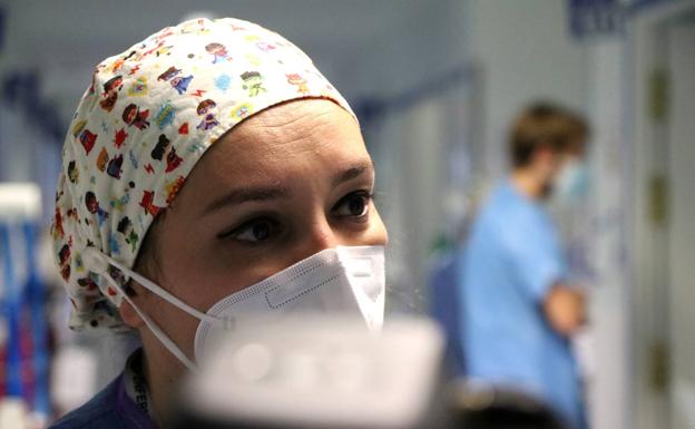 María Fernández, enfermera de la UCI médica, durante su entrevista.