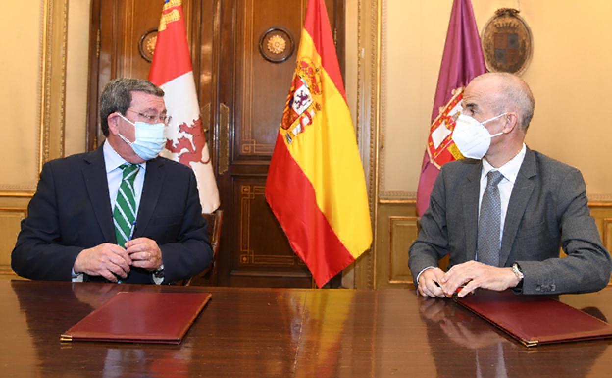 César Rico, presidente de la Diputación de Burgos (izda.) y Jesús Les Mancho, director territorial de Ibercaja en Burgos. 