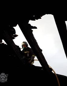 Imagen secundaria 2 - Sucesos en Burgos: Los Bomberos de Burgos sofocan un incendio en una vivienda de Villaverde Peñahorada