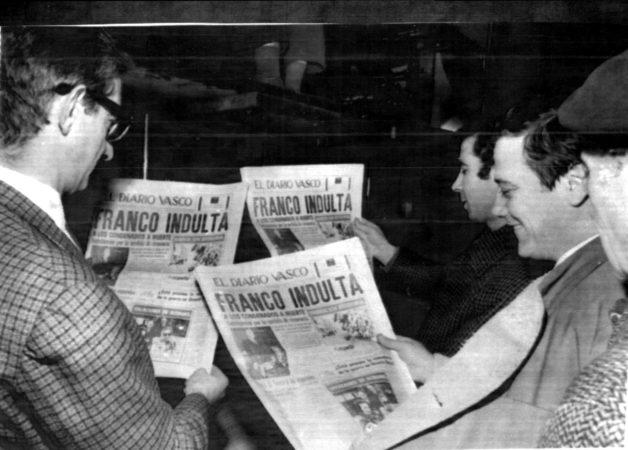 Varios trabajadores de 'El Diario Vasco' leen los titulares de su periódico que hablan de la decisión de Franco de indultar a los seis miembros de ETA condenados a muerte en el juicio de Burgos.