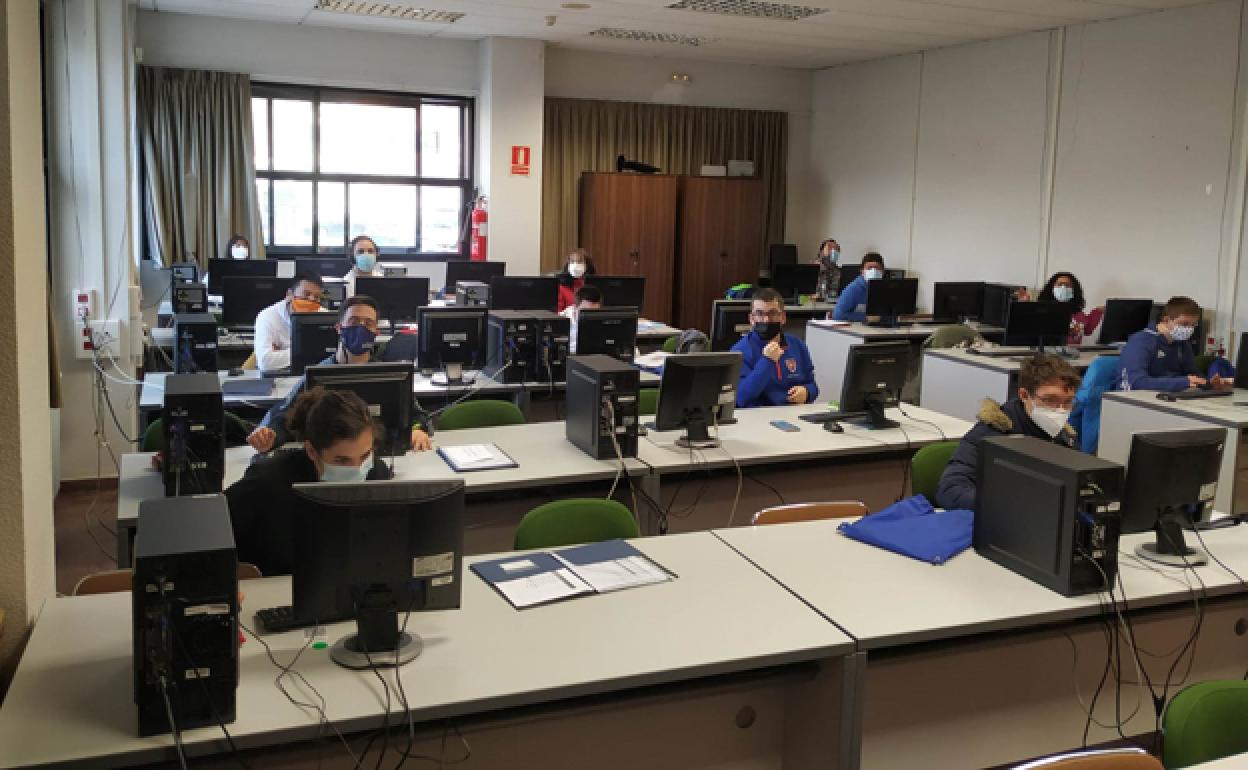 Los alumnos durante una de sus clases. 