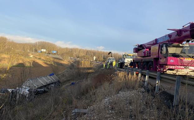 Cortada parcialmente la A-1 por los trabajos de retirada de un camión accidentado