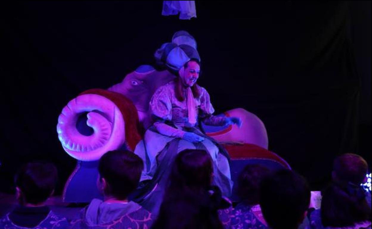 Una de las Emisarias Reales esperando a escuchar las peticiones de los más pequeños. 