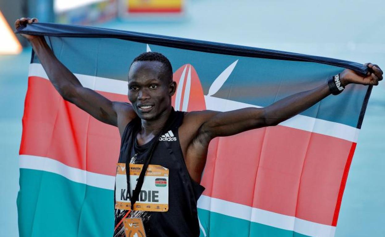 Kibiwott Kandie, tras destrozar el récord del mundo de media maratón en Valencia. 