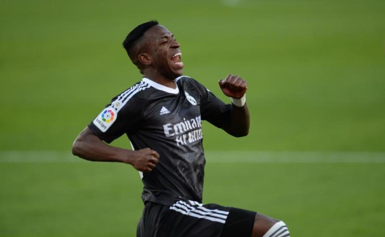 Vinicius celebra la acción que decantó el partido ante el Sevilla. 