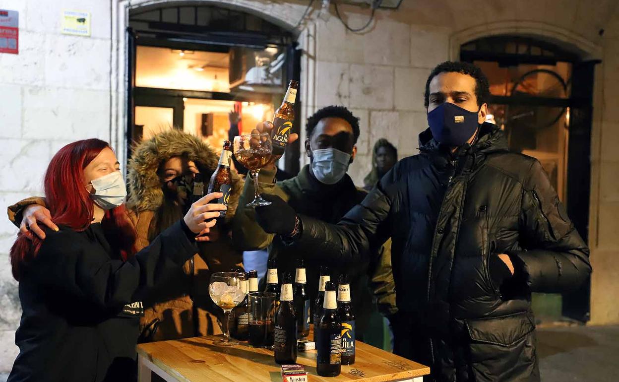 Un grupo de personas, en la última noche antes del cierre de la hostelería en Burgos.