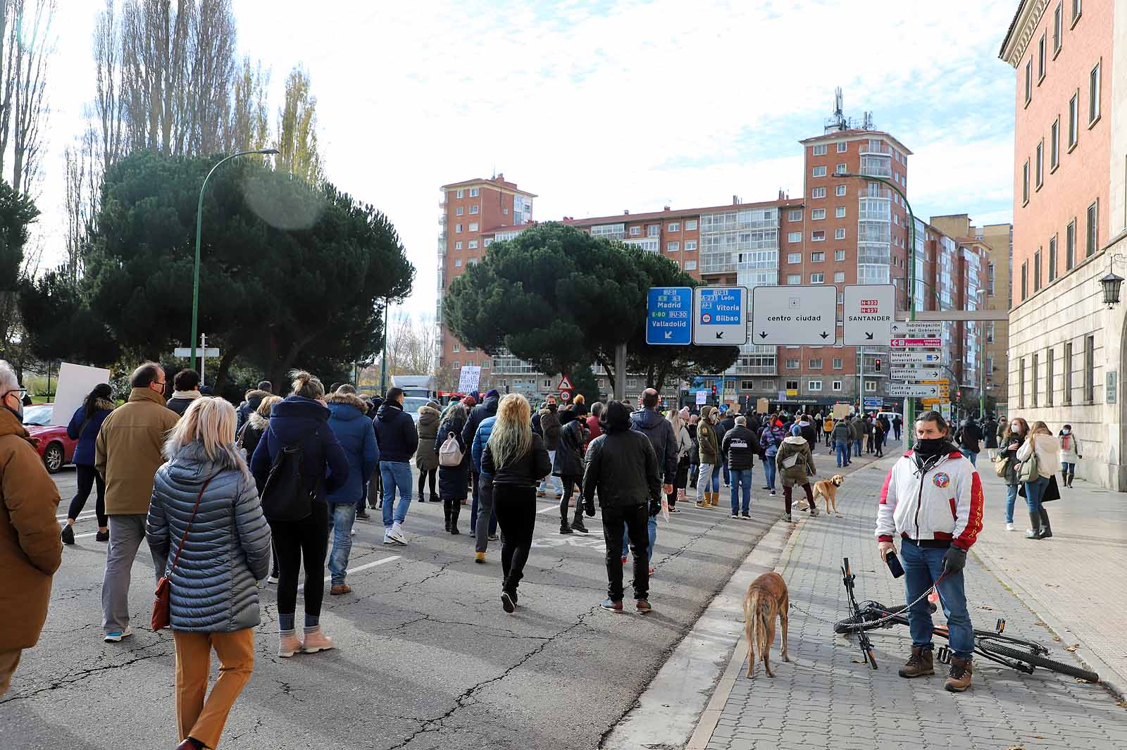 Fotos: Un millar de hosteleros sale a la calle para reclamar la apertura de sus locales